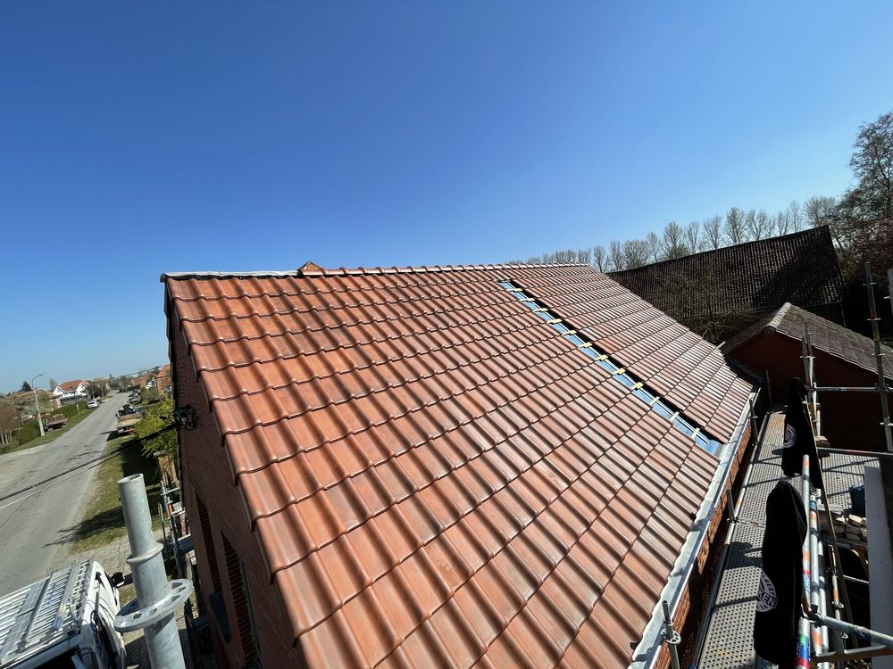 Nieuwe dakbedekking in keramische pannen