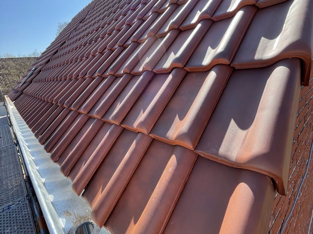 Detail: pannenwerk en nieuwe dakgoot