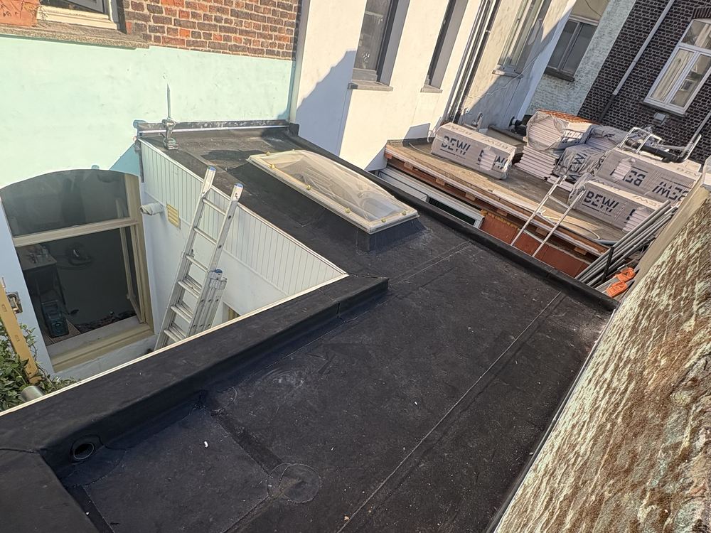 Plat dak in EPDM met lichtkoepel