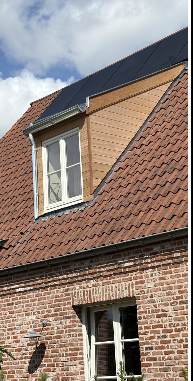 Vernieuwde dakkapel met houten meranti bekleding, uitgevoerd door Dakwerken Van den Bossche